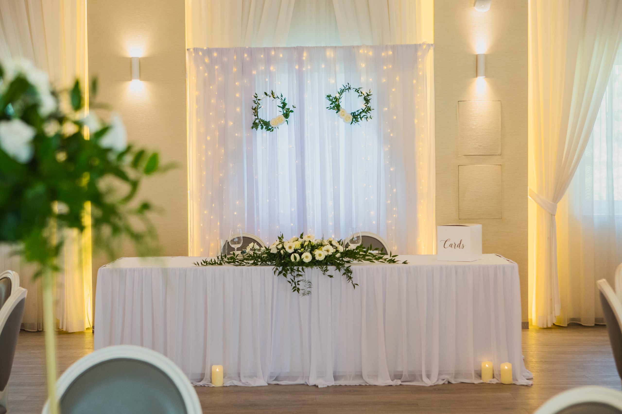 Esküvői díszítés az Eventgardenben, gyönyörű virágok és fények, Ágfalván
