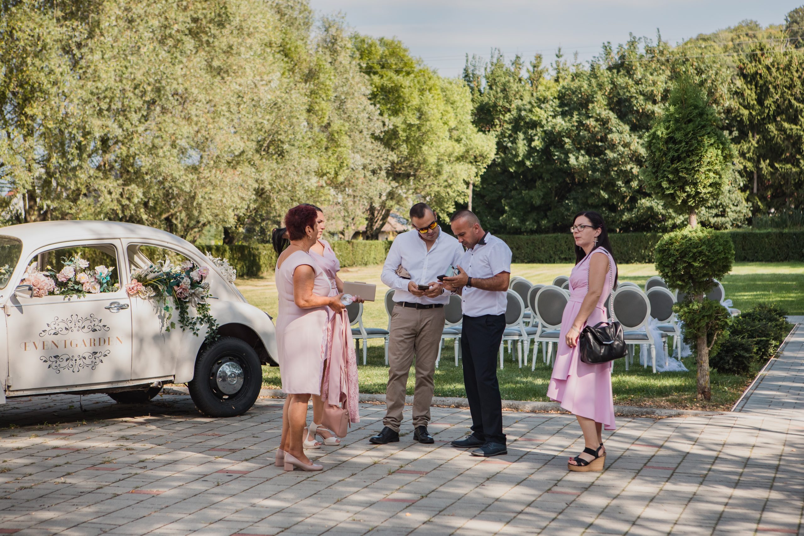 Az Eventgarden kertje az esküvői szertartás helyszíne, idilli környezet.