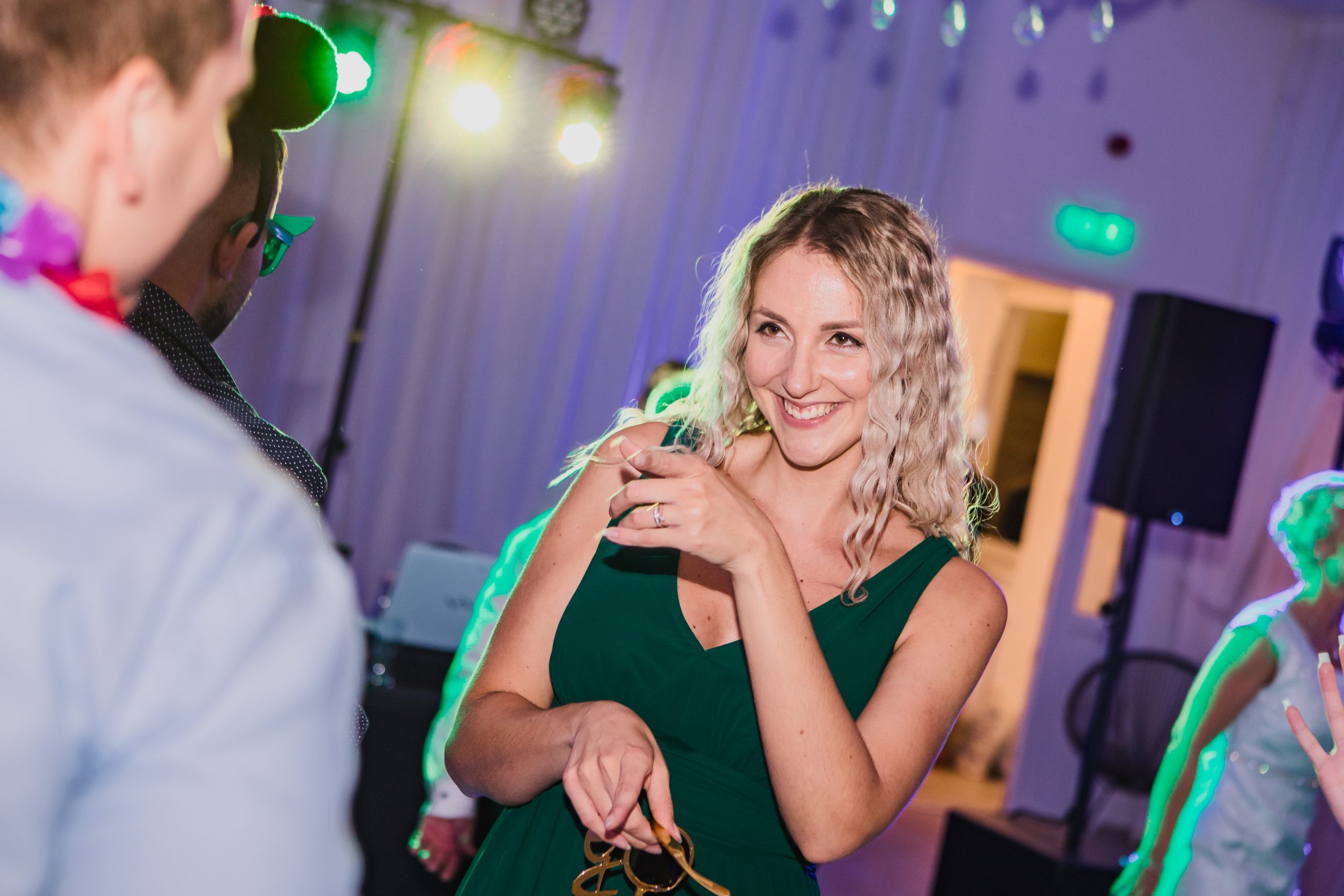 A vendégek táncolnak és élvezik a zenét a rendezvényhelyszínen.
