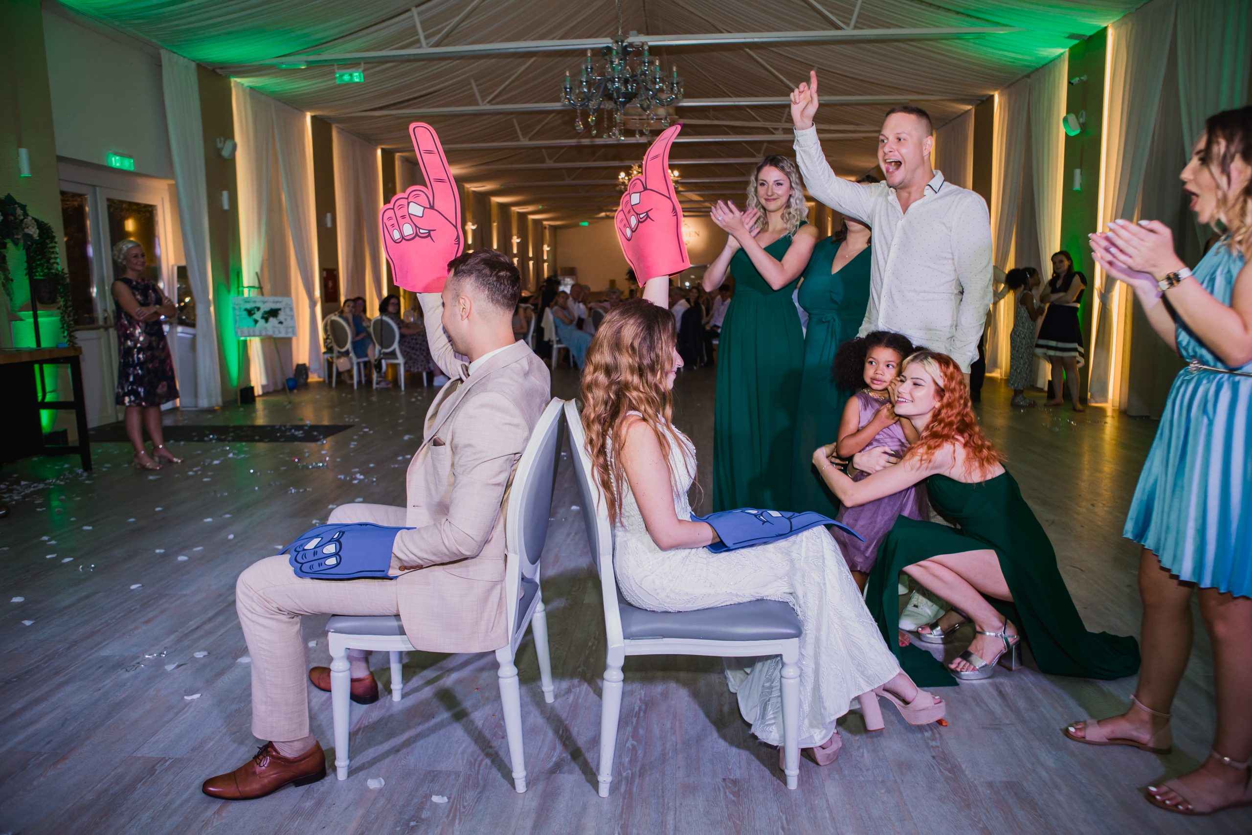 Esküvői játék közben, Mr. és Mrs. kérdezz-felelek a táncparketten.