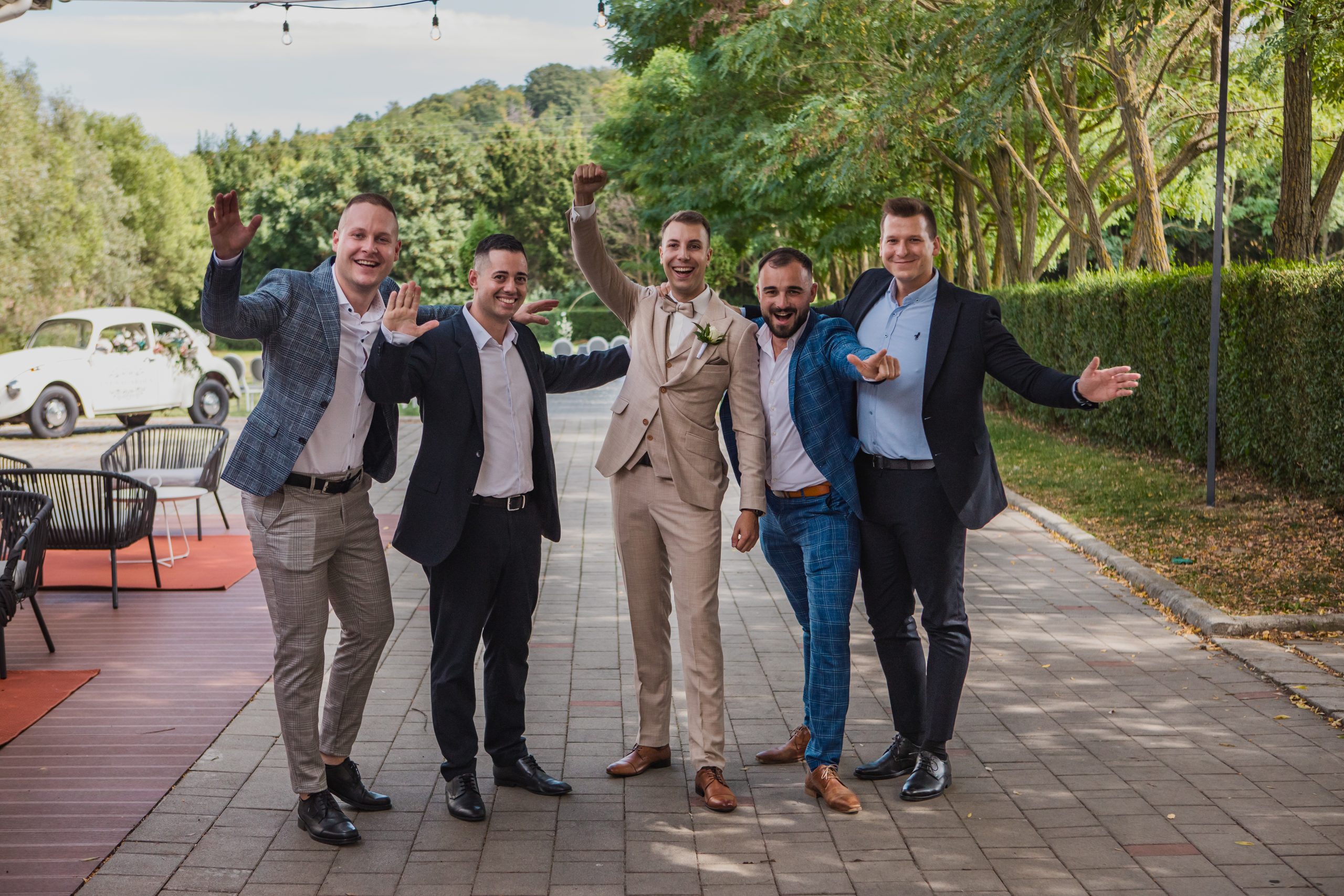 a vidám vőlegény és a barátok az Eventgardenben Ágfalván