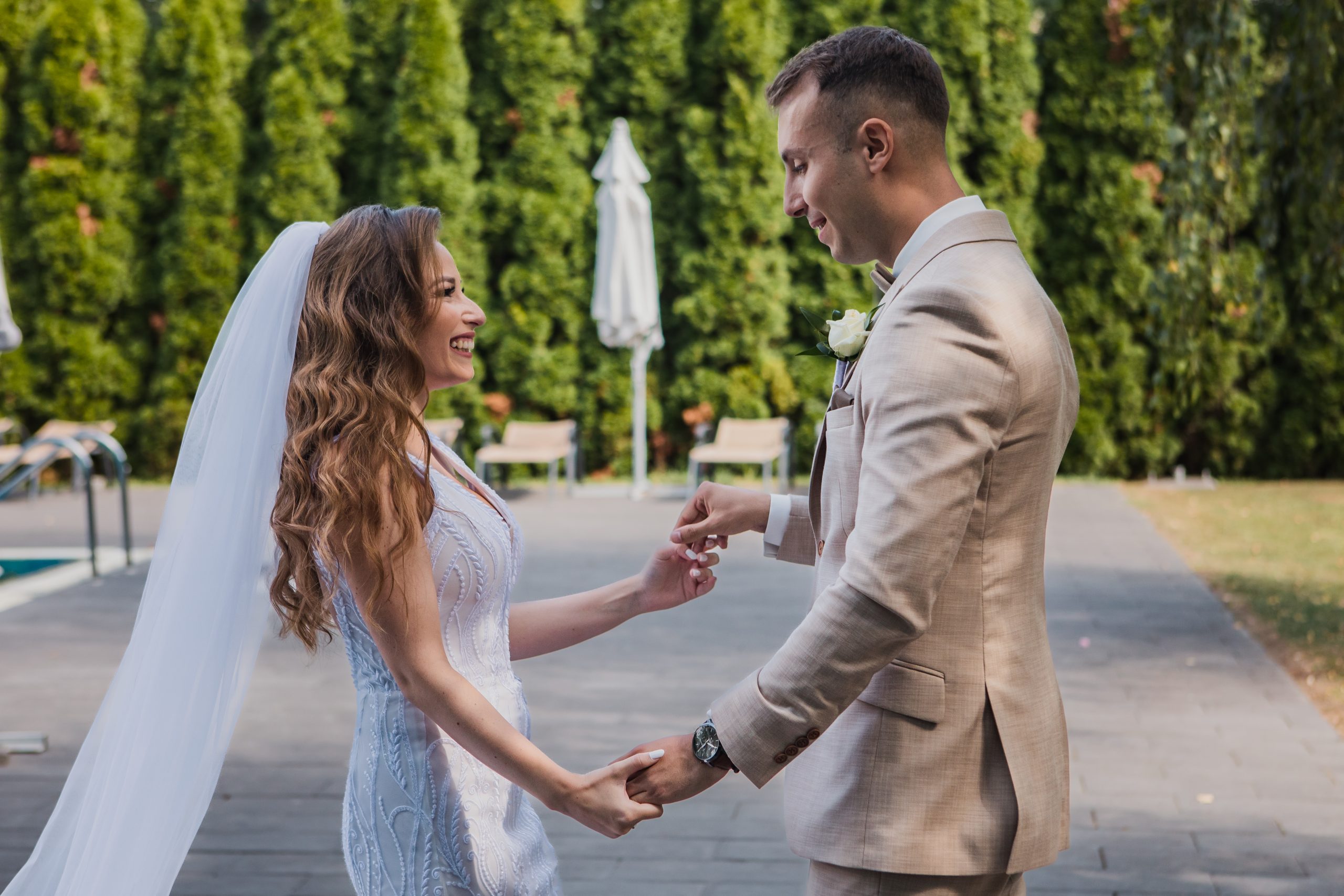 Érzelmes pillanatok Ágfalván, az Eventgardenben, az ifjú pár először látja meg egymást esküvői ruhában