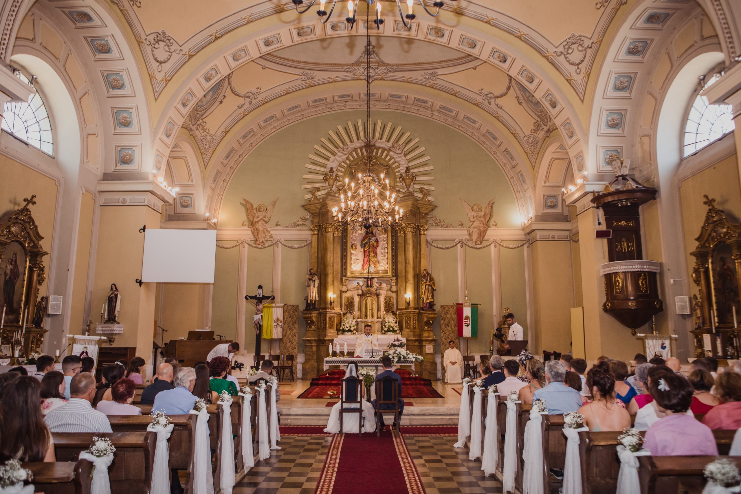esküvői pár templomi szertartásán