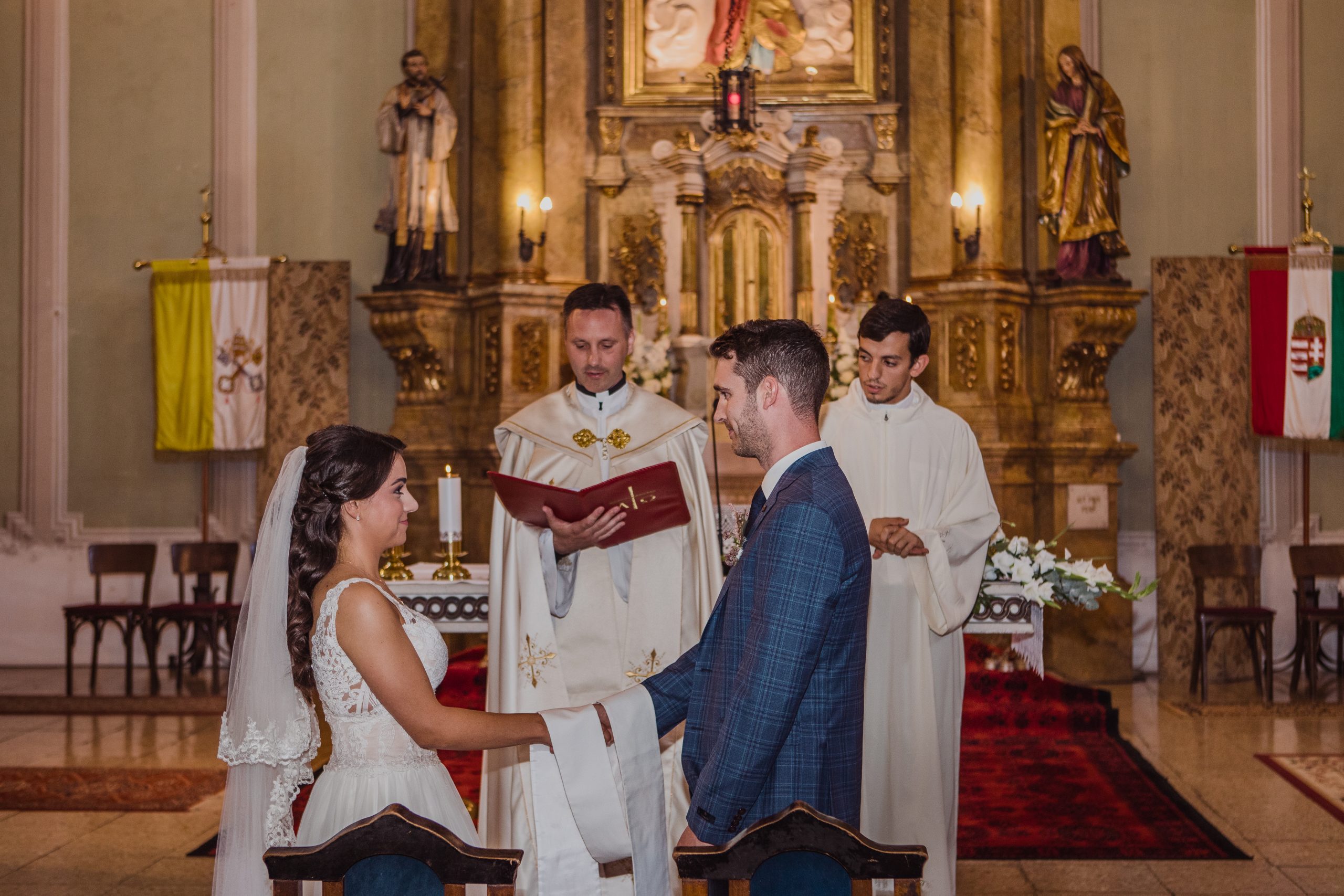 kézfogás a polgári szertartás közben az esküvői pártól