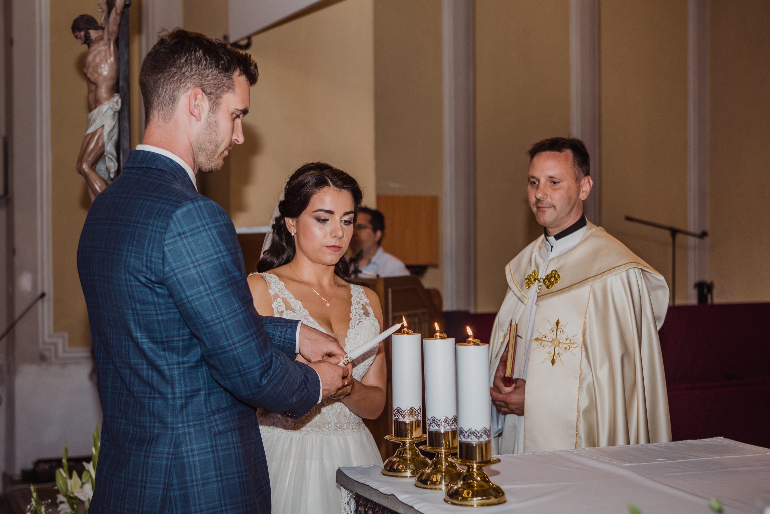esküvői szertartás, boldog pár templomban Bodrogi kúriában