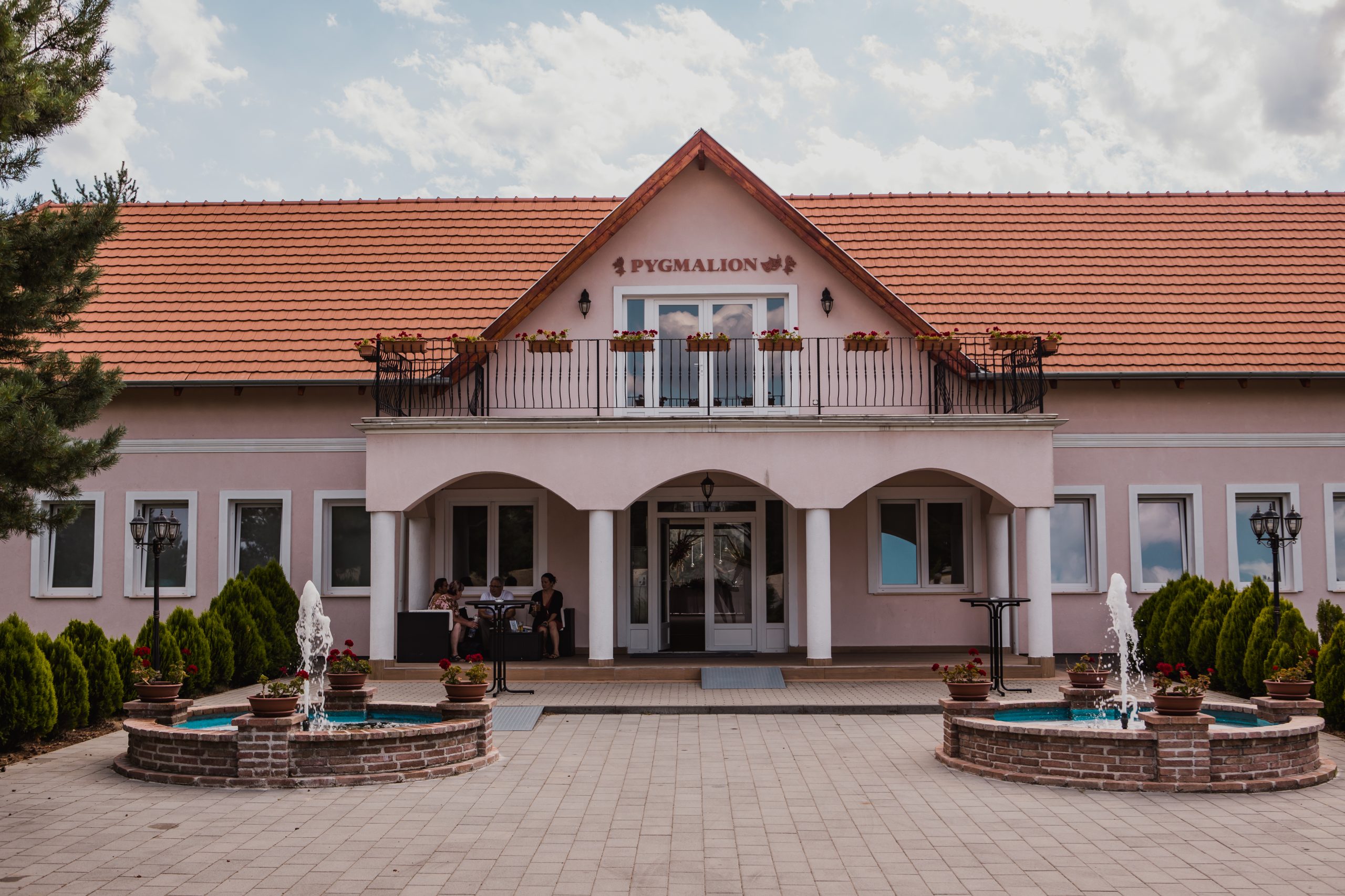 a Bodrogi kúria pygmalion háza kívülről szökőkúttal