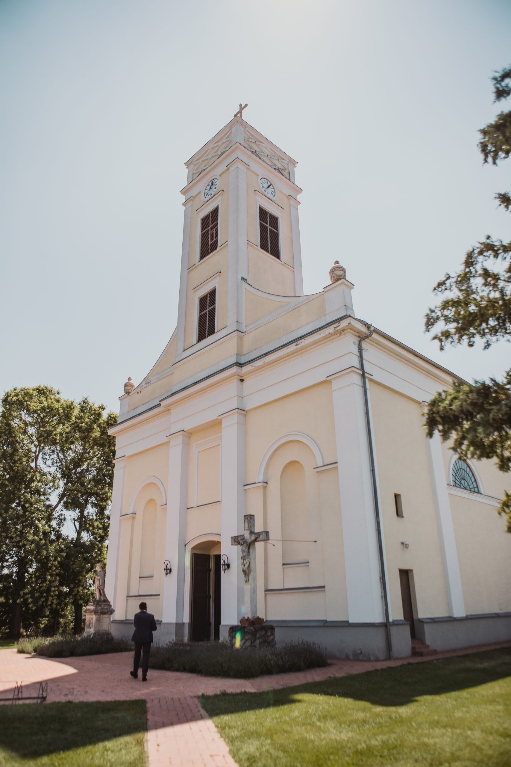 esküvői pár templomi szertartásán Inárcson