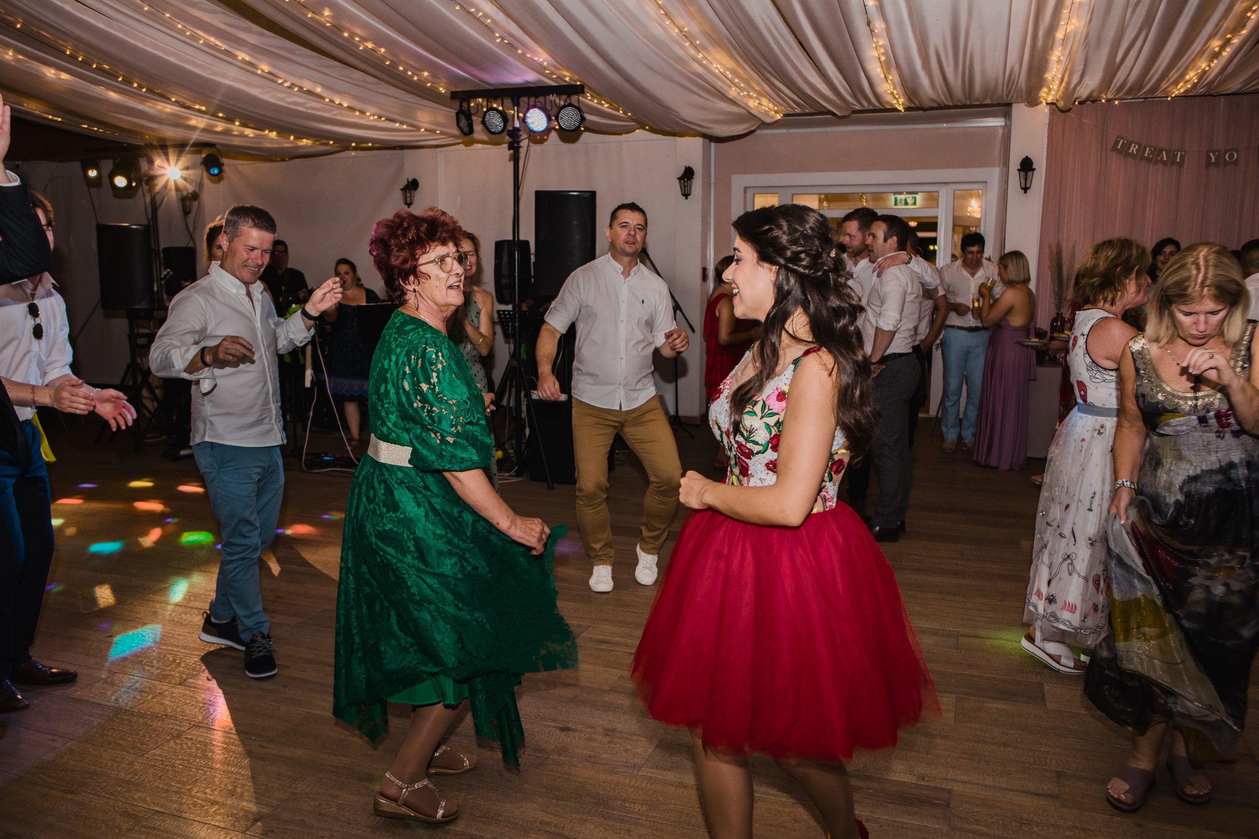 vidám esküvői vendégek táncolnak, Bodrogi kúria